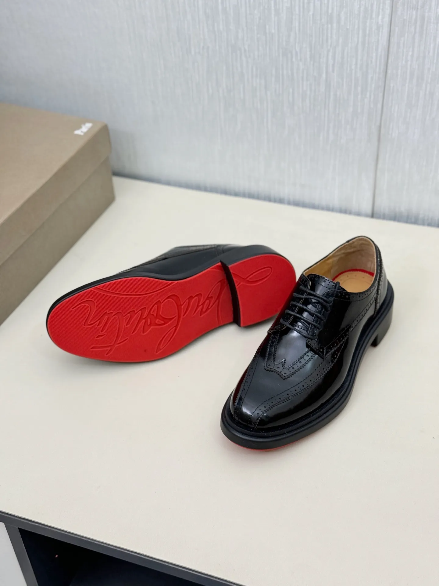 [CL～High-end men’s red-soled shoes] Top P: 880💰. Size: 39-44 (38.45.46 can be customized) 🆑Top original order purchasing agent Imported open-edge bead fabric and water-dyed cowhide inside 🉑️ Imported TPU rubber sole, wear-resistant and non-slip, full of European style.